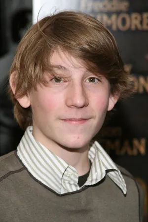 Эрик Пер Салливан в роли Дьюи